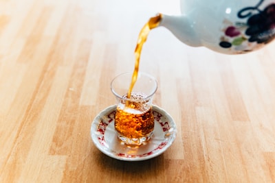 τσάι πέφτει από τσαγιέρα σε ποτήρι
